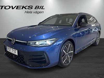 Reef blue met grenadilla Begagnad 2024 VW Passat R-line Kombi | 529 900 kr