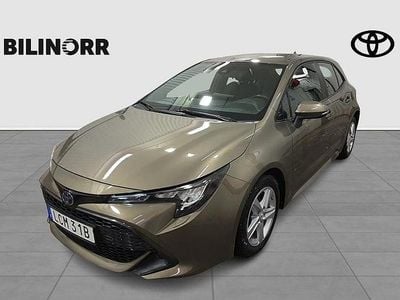 Grön Begagnad 2020 Toyota Corolla Hybrid Active Halvkombi | 229 900 kr (Marknadspris)
