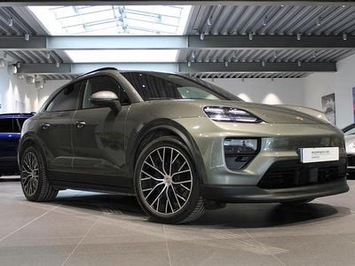 Grå Begagnad 2024 Porsche Macan 4 Electric SUV | 945 000 kr