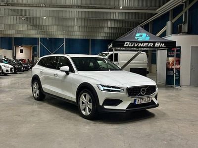Vit Begagnad 2020 Volvo V60 CC Momentum Kombi | 274 900 kr (Marknadspris)
