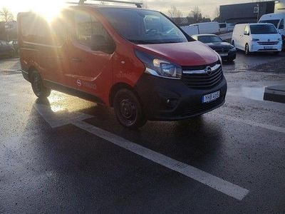 Begagnad Opel Vivaro S 95 HK (69 kW) 2017 Röd Minibuss