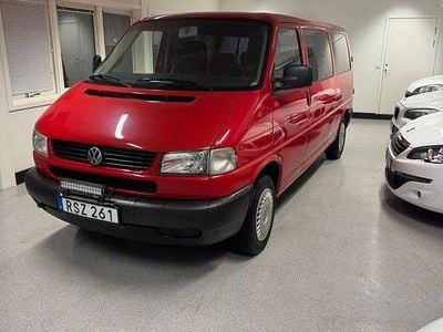 Begagnad VW Caravelle 116 HK (85 kW) 2001 Röd Minibuss