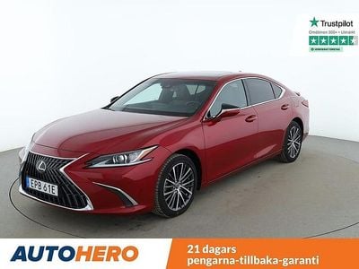 Röd Begagnad 2024 Lexus ES300H Sedan | 465 000 kr (Marknadspris)