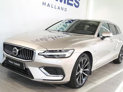 Ljusgrå Begagnad 2024 Volvo V60 Plus Kombi | 449 500 kr (Marknadspris)