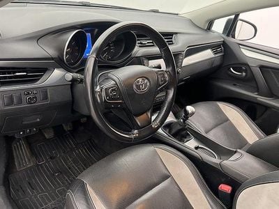Blå Begagnad 2017 Toyota Avensis Kombi | 139 900 kr