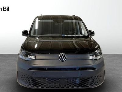 Svart (deep black pärleffekt) Ny 2025 VW Caddy Maxi Minibuss | 436 940 kr (Marknadspris)