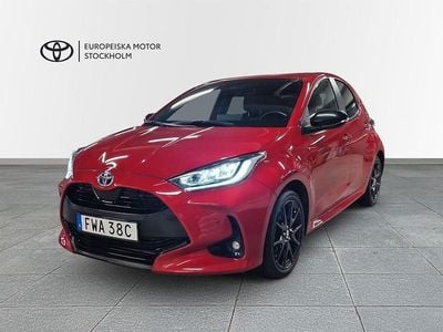 Röd Begagnad 2023 Toyota Yaris Hybrid Style Halvkombi | 229 900 kr (Marknadspris)