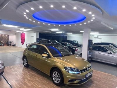 Gul Begagnad 2017 VW Golf VII Halvkombi | 129 900 kr (Marknadspris)