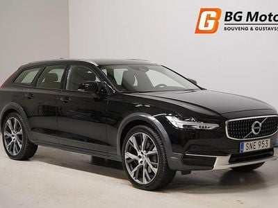 Svart Begagnad 2018 Volvo V90 CC Momentum Kombi | 319 400 kr (Marknadspris)