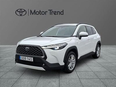 Vit Begagnad 2025 Toyota Corolla Cross Style SUV | 389 900 kr (Marknadspris)