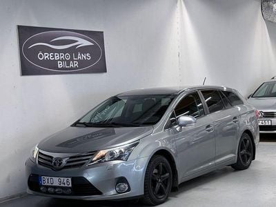 Ljusgrå (grå) Begagnad 2012 Toyota Avensis Kombi | 94 900 kr (Marknadspris)