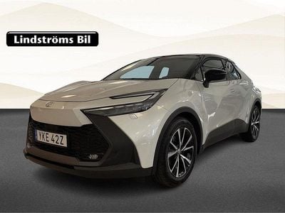 Vit Begagnad 2024 Toyota C-HR Style SUV | 344 900 kr (Marknadspris)