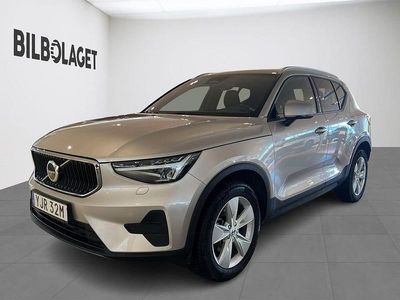 Ljusgrå Begagnad 2023 Volvo XC40 Core SUV | 349 800 kr (Marknadspris)