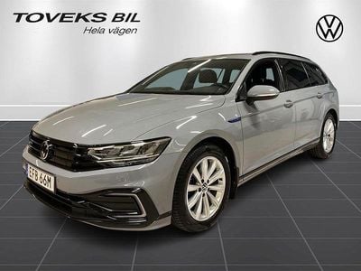 Grå Begagnad 2023 VW Passat GTE Kombi | 294 500 kr (Marknadspris)