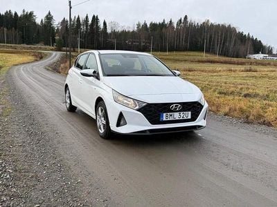 Begagnad Hyundai i20 Essential 101 HK (74 kW) 2021 Vit Halvkombi