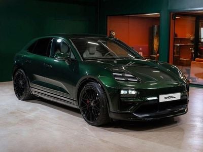 Mörkgrön Begagnad 2024 Porsche Macan Turbo SUV | 1 299 900 kr (Dyr)