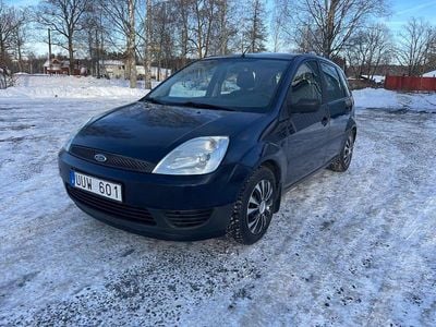 Blå Begagnad 2004 Ford Fiesta | 24 900 kr (Marknadspris)