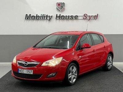 Begagnad Opel Astra Enjoy 116 HK (85 kW) 2010 Röd Halvkombi