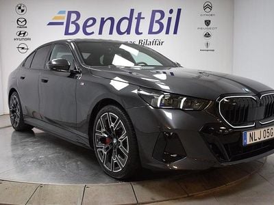 Svart Begagnad 2025 BMW 550e M Sport Sedan | 869 500 kr (Marknadspris)