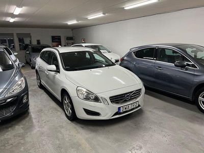 Vit Begagnad 2011 Volvo V60 Momentum Kombi | 64 900 kr (Marknadspris)