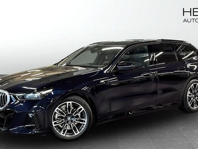 Svart (black) Begagnad 2025 BMW 530e M Sport Kombi | 648 700 kr (Bra pris)
