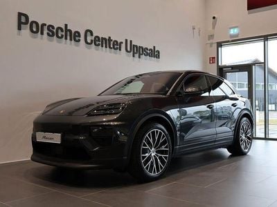 Grå Begagnad 2024 Porsche Macan 4 Electric SUV | 1 035 000 kr (Dyr)