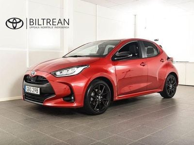 Röd (röd metallic) Begagnad 2023 Toyota Yaris Hybrid Style Halvkombi | 229 900 kr (Marknadspris)