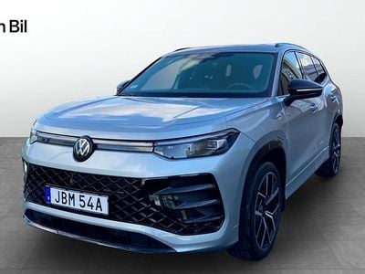 Silver (oyster silver metallic) Ny 2025 VW Tayron R-line SUV | 723 800 kr (Dyr)