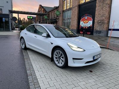 begagnad Tesla Model 3 SR, vitinteriör och takbox