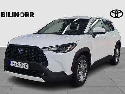 Vit Begagnad 2024 Toyota Corolla Cross Active SUV | 359 900 kr (Marknadspris)