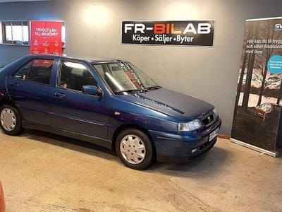 Begagnad Seat Toledo SE 101 HK (74 kW) 1997 Mörkblå Halvkombi