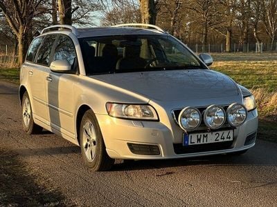 Ljusgrå Begagnad 2011 Volvo V50 Kinetic Kombi | 39 999 kr (Marknadspris)