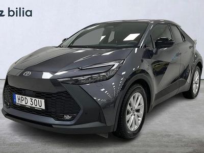Grå Begagnad 2024 Toyota C-HR Style SUV | 367 500 kr (Marknadspris)