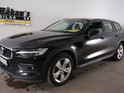 Svart Begagnad 2021 Volvo V60 CC Momentum Kombi | 309 500 kr (Marknadspris)