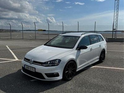 Vit Begagnad 2015 VW Golf VII R-line Kombi | 130 000 kr (Marknadspris)