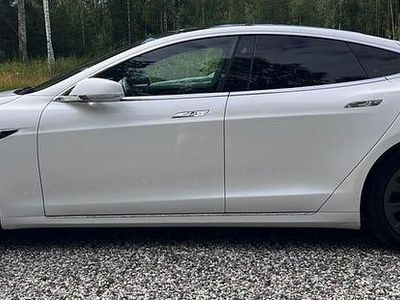 Begagnad Tesla Model S 386 kW (525 HK) 2019 Pärlvit multicoat Halvkombi