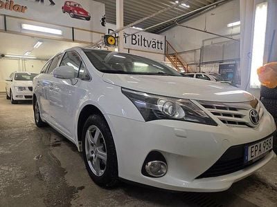 Vit Begagnad 2015 Toyota Avensis Kombi | 119 900 kr (Marknadspris)