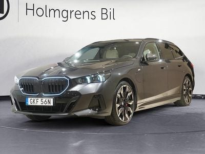 Grå Begagnad 2025 BMW 550e Comfort Edition Kombi | 909 900 kr