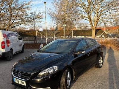 Svart Begagnad 2016 Volvo V40 | 105 000 kr (Marknadspris)