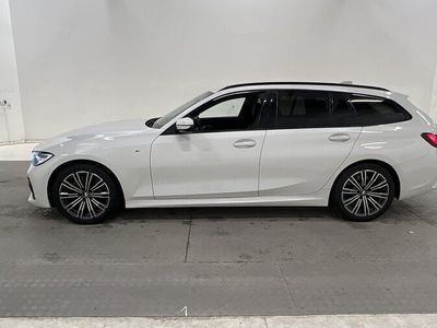 begagnad BMW 330 i xDrive M Sport Drag Skinn Navi Panorama 2021, Kombi