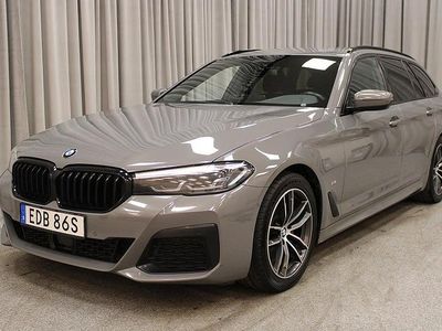 Grå (bernina grey amber effect metallic) Begagnad 2020 BMW 520 M Sport Kombi | 279 900 kr (Marknadspris)