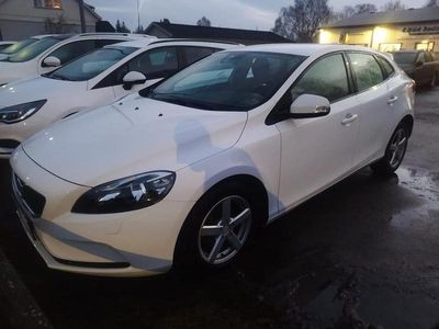 Vit Begagnad 2017 Volvo V40 Kinetic Halvkombi | 139 900 kr (Lite dyr)