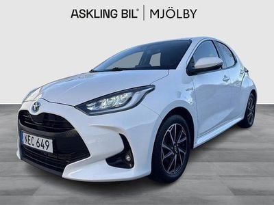 Vit Begagnad 2021 Toyota Yaris Hybrid Active Halvkombi | 185 000 kr (Marknadspris)