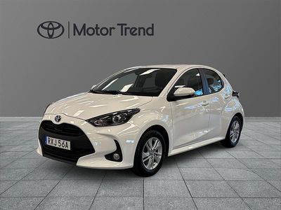 Vit Begagnad 2023 Toyota Yaris Hybrid Active Halvkombi | 204 000 kr (Marknadspris)