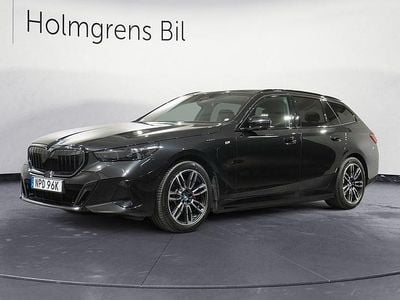 Svart Begagnad 2025 BMW 530e M Sport Kombi | 639 800 kr (Marknadspris)