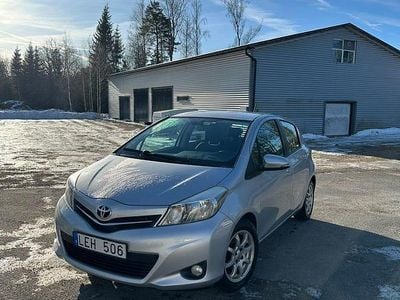 Begagnad Toyota Yaris 99 HK (72 kW) 2011 Silver Halvkombi
