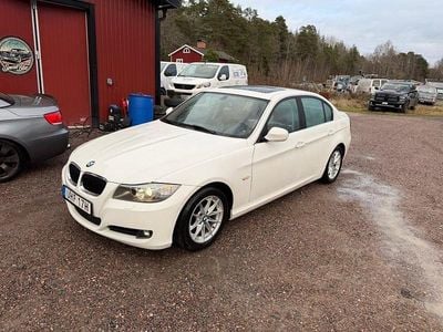 Begagnad BMW 318 136 HK (100 kW) 2009 Vit Sedan