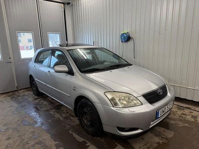Begagnad Toyota Corolla 110 HK (80 kW) 2004 Silver Halvkombi