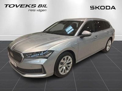 Pebble silver metallic Begagnad 2025 Skoda Superb Selection Kombi | 399 000 kr (Bra pris)