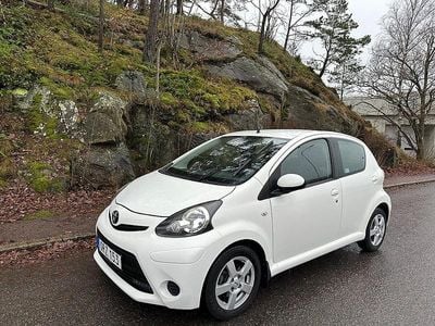 Begagnad Toyota Aygo 68 HK (50 kW) 2014 Vit Halvkombi